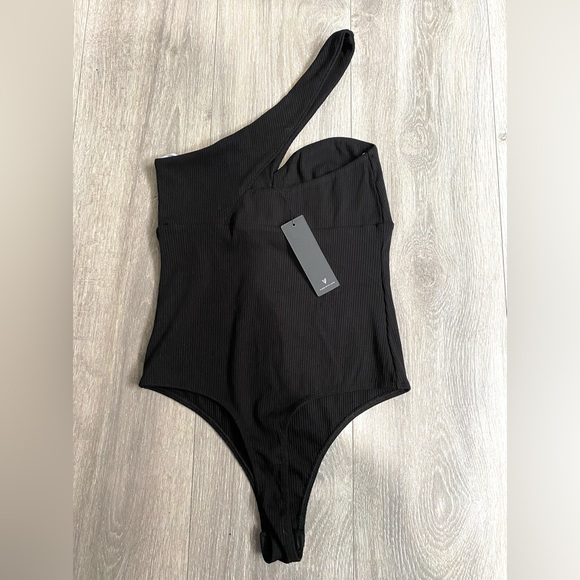 🖤NWT Lulus Black Ribbed One-Shoulder Asymmetrical Bodysuit🖤 Size Small - Picture 4 of 13